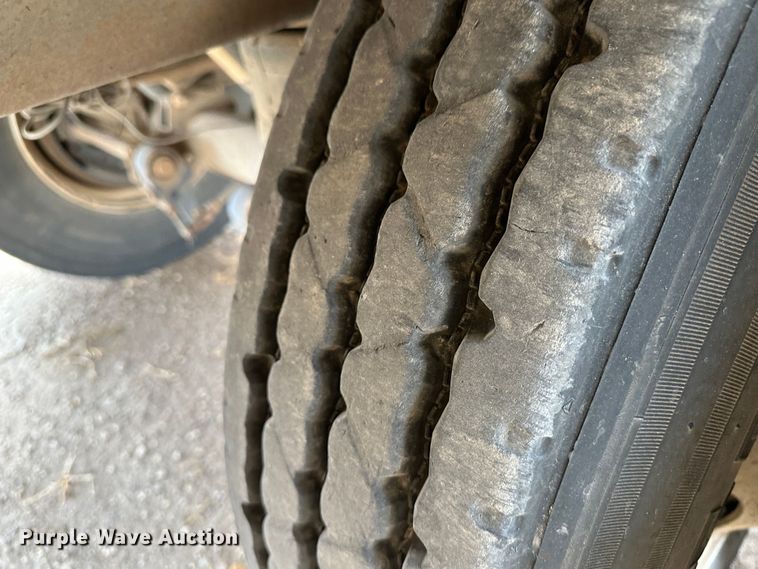 image for item LT9236 2007 Barrett  livestock trailer