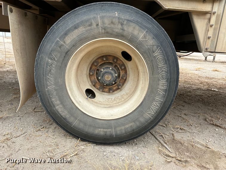 image for item LT9236 2007 Barrett  livestock trailer