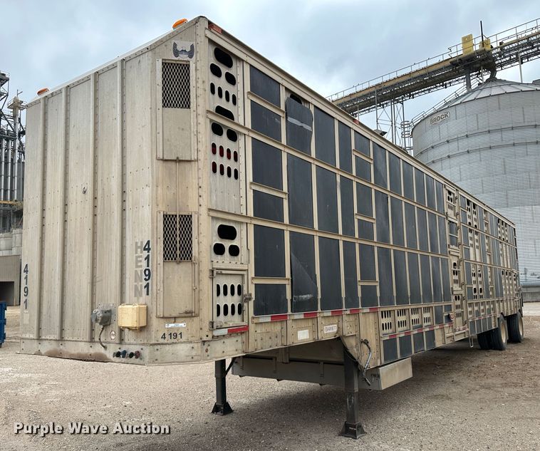 image for item LT9237 2007 Barrett  livestock trailer