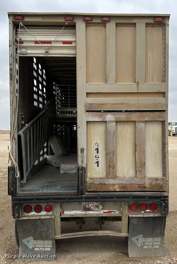image for item LT9237 2007 Barrett  livestock trailer