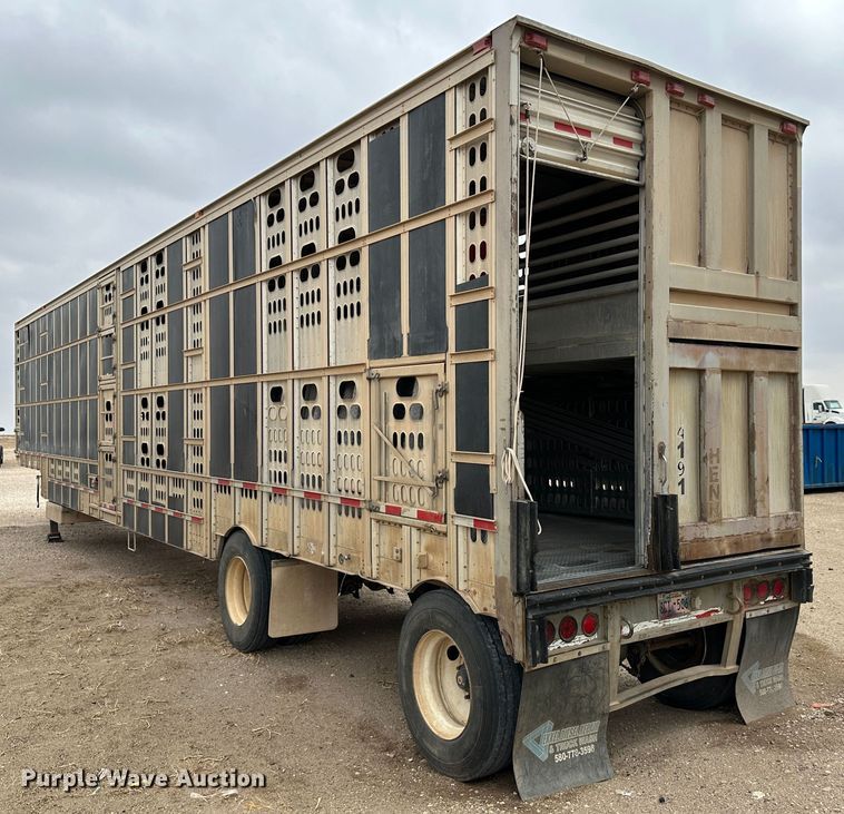 image for item LT9237 2007 Barrett  livestock trailer