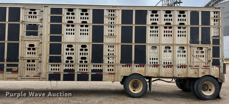 image for item LT9237 2007 Barrett  livestock trailer