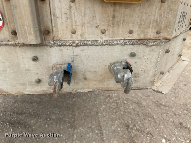 image for item LT9237 2007 Barrett  livestock trailer