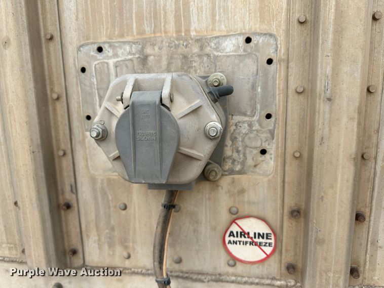 image for item LT9237 2007 Barrett  livestock trailer