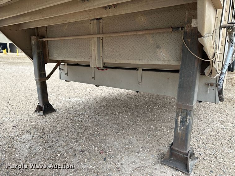 image for item LT9237 2007 Barrett  livestock trailer