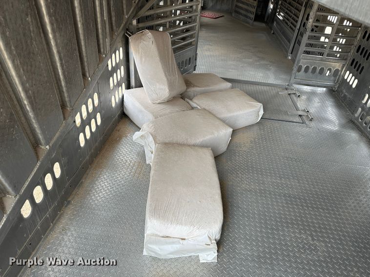 image for item LT9237 2007 Barrett  livestock trailer