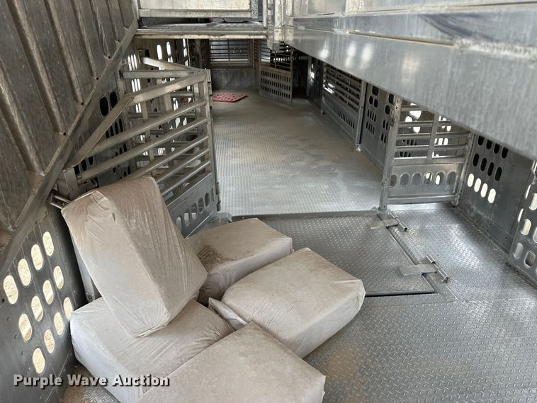 image for item LT9237 2007 Barrett  livestock trailer