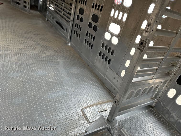 image for item LT9237 2007 Barrett  livestock trailer