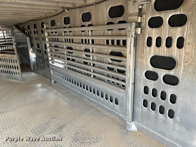 image for item LT9237 2007 Barrett  livestock trailer