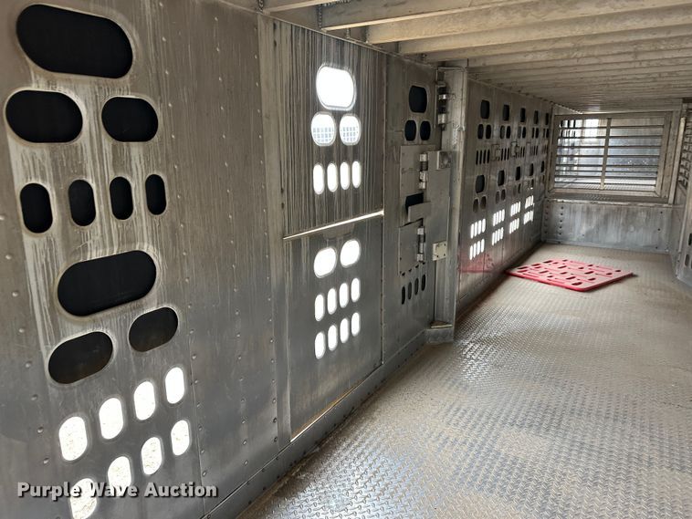 image for item LT9237 2007 Barrett  livestock trailer