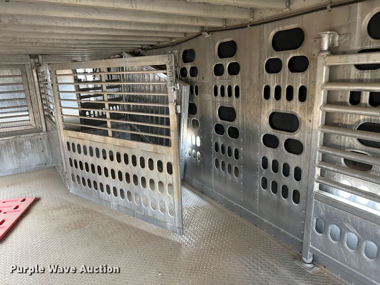 image for item LT9237 2007 Barrett  livestock trailer