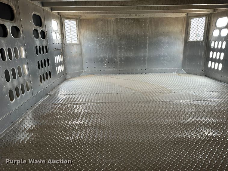 image for item LT9237 2007 Barrett  livestock trailer