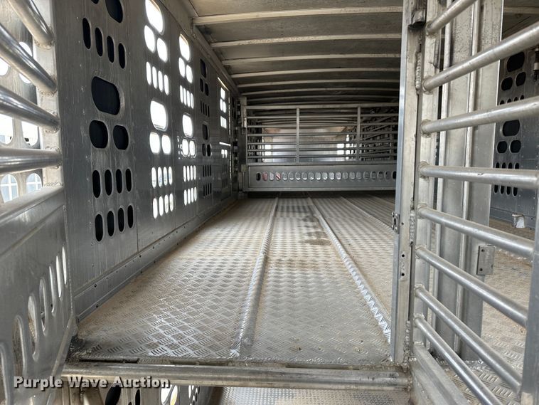 image for item LT9237 2007 Barrett  livestock trailer