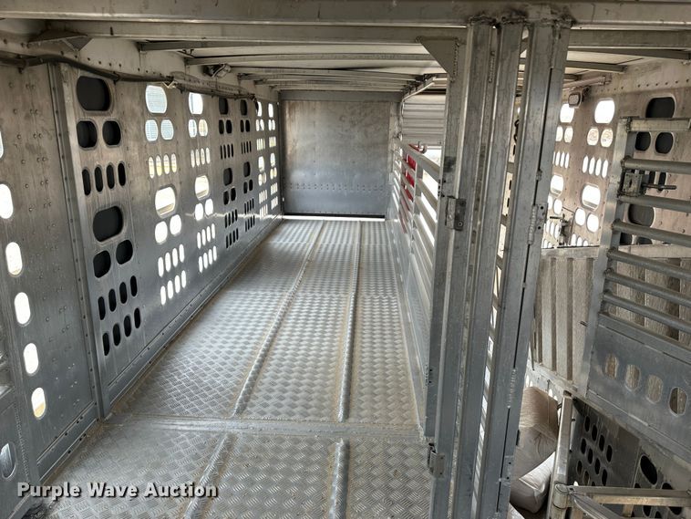 image for item LT9237 2007 Barrett  livestock trailer