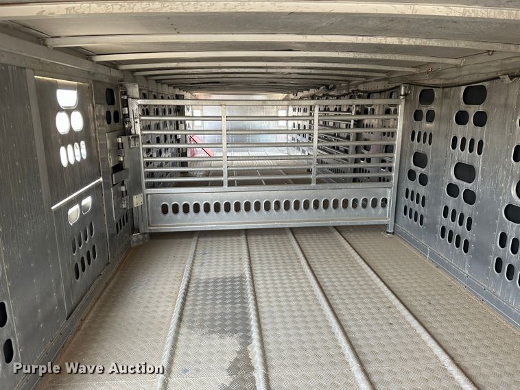 image for item LT9237 2007 Barrett  livestock trailer