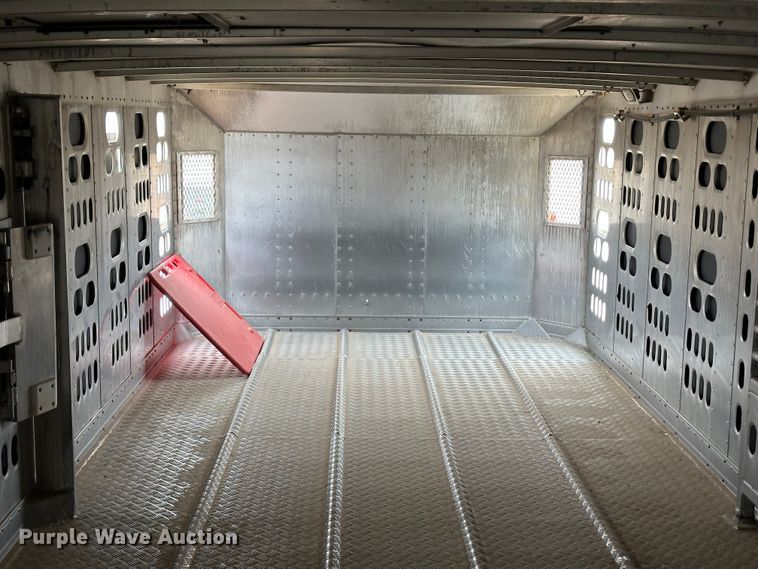 image for item LT9237 2007 Barrett  livestock trailer