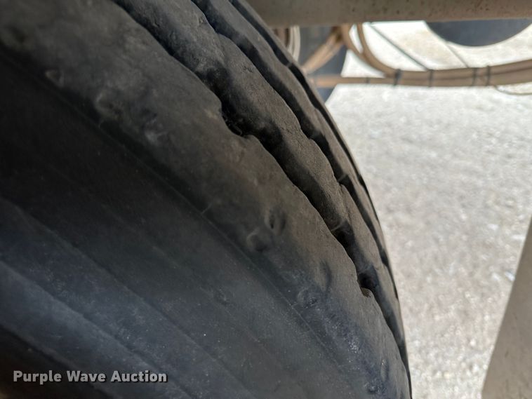 image for item LT9237 2007 Barrett  livestock trailer