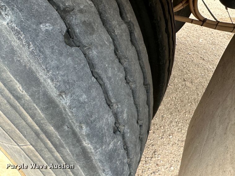 image for item LT9237 2007 Barrett  livestock trailer