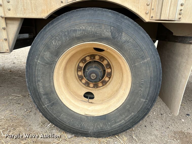 image for item LT9237 2007 Barrett  livestock trailer