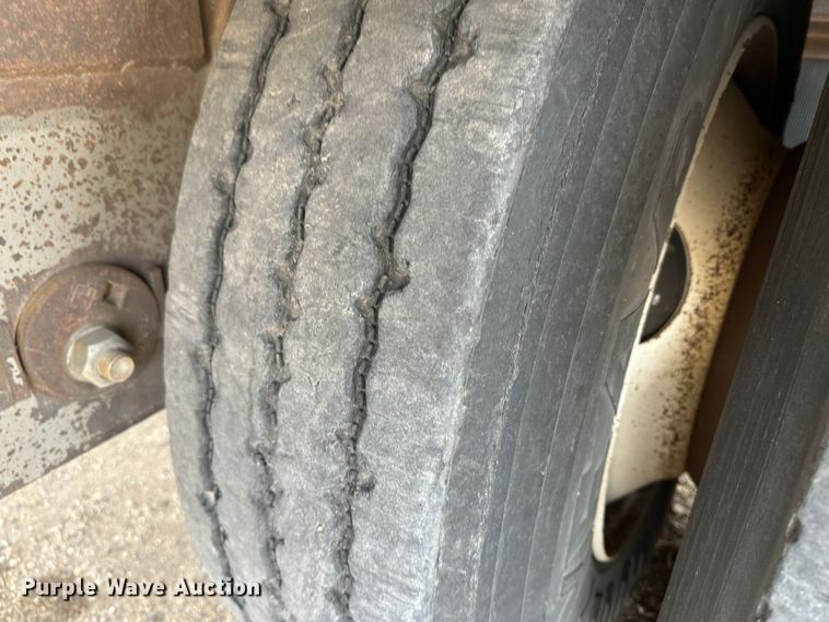 image for item LT9237 2007 Barrett  livestock trailer