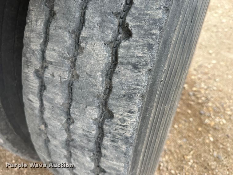 image for item LT9237 2007 Barrett  livestock trailer