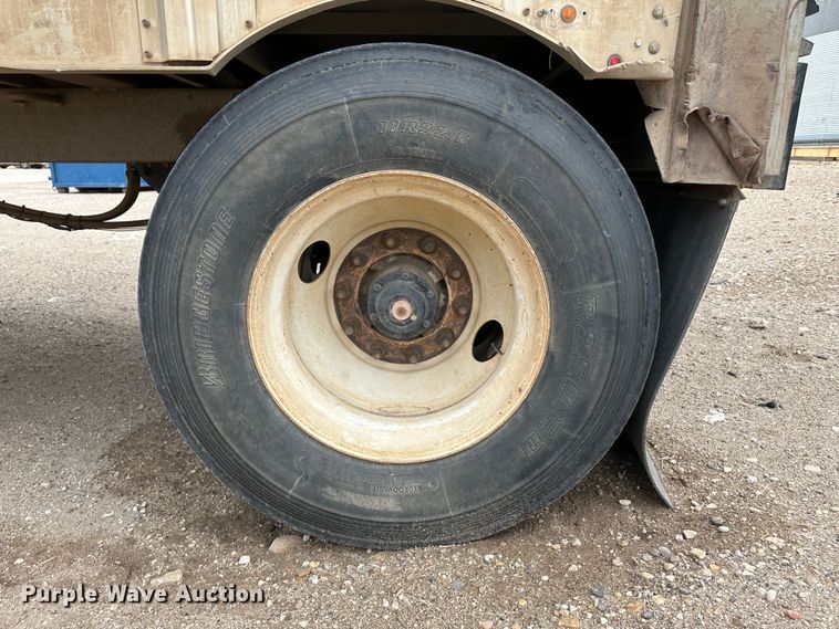 image for item LT9237 2007 Barrett  livestock trailer