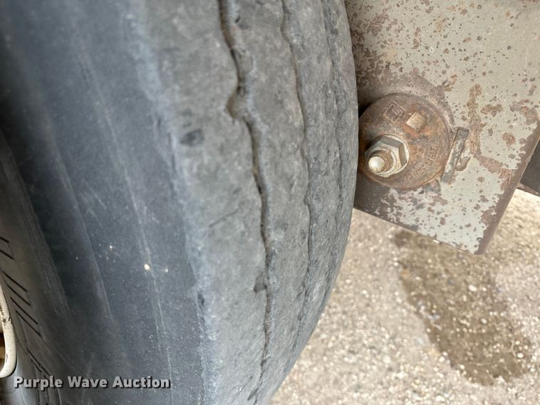 image for item LT9237 2007 Barrett  livestock trailer