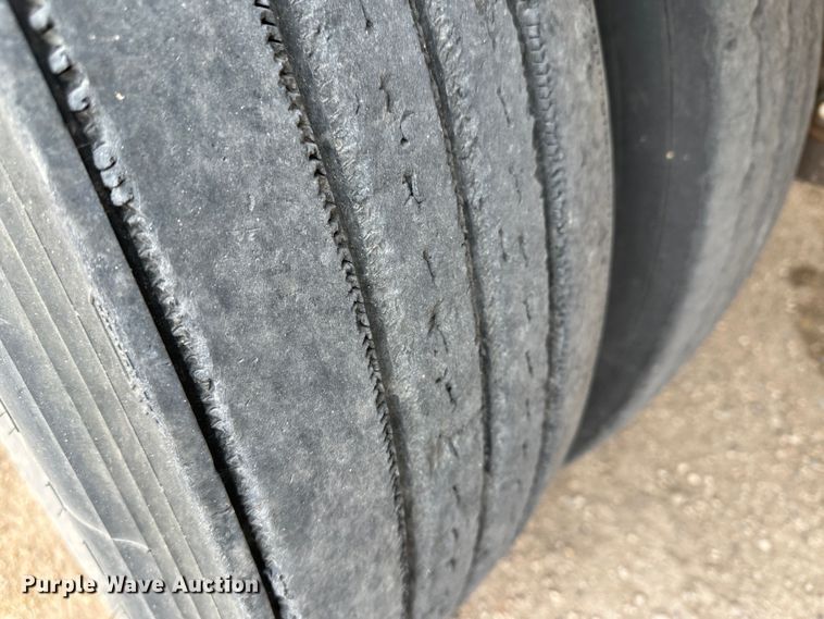 image for item LT9237 2007 Barrett  livestock trailer