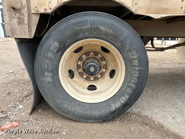 image for item LT9237 2007 Barrett  livestock trailer