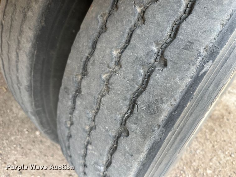 image for item LT9237 2007 Barrett  livestock trailer