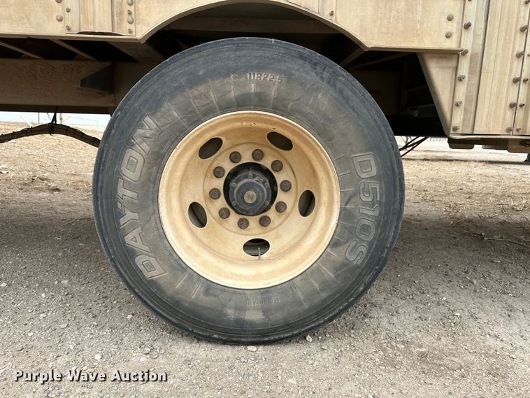 image for item LT9237 2007 Barrett  livestock trailer