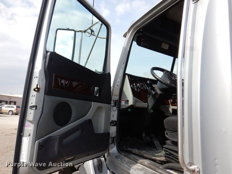 image for item MO9598 2020 Western Star 4700SB  semi truck