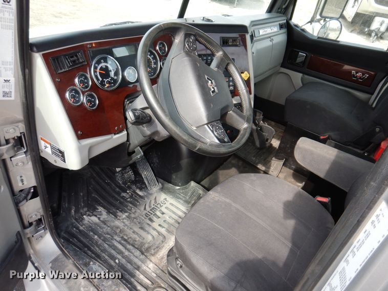 image for item MO9598 2020 Western Star 4700SB  semi truck