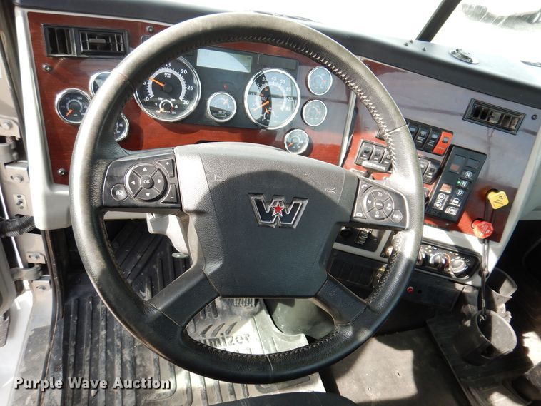 image for item MO9598 2020 Western Star 4700SB  semi truck