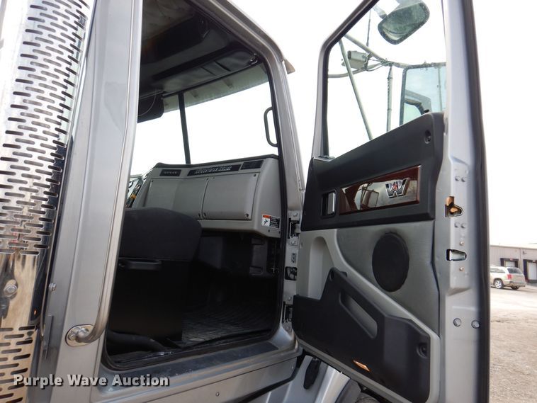 image for item MO9598 2020 Western Star 4700SB  semi truck