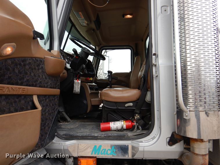 image for item MO9599 2006 Mack Granite  semi truck