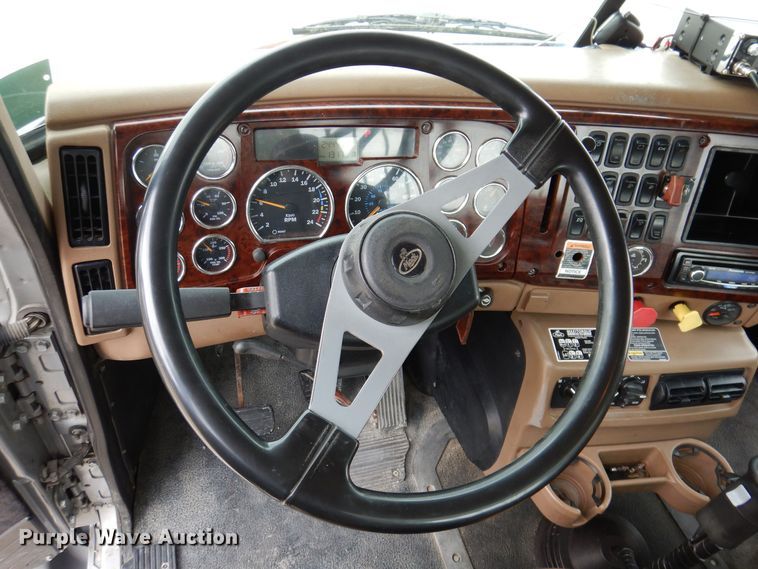 image for item MO9599 2006 Mack Granite  semi truck