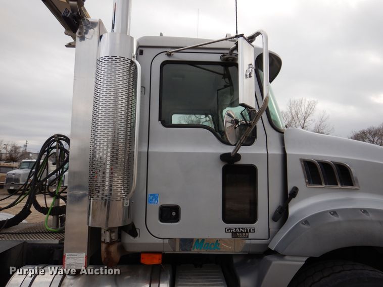 image for item MO9599 2006 Mack Granite  semi truck