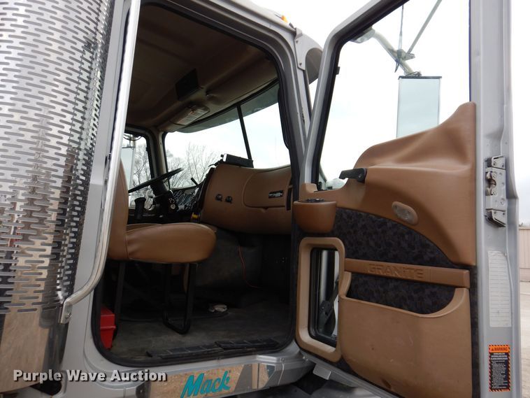 image for item MO9599 2006 Mack Granite  semi truck