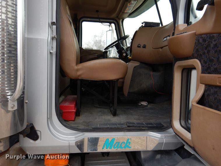 image for item MO9599 2006 Mack Granite  semi truck