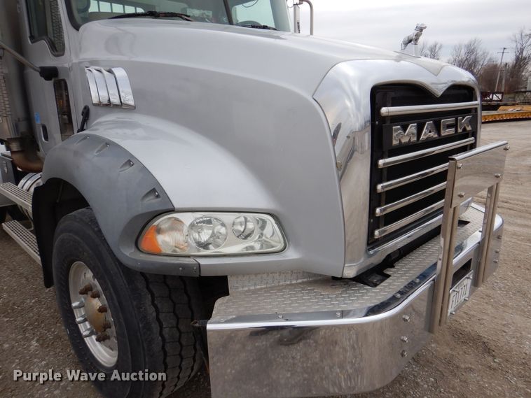 image for item MO9599 2006 Mack Granite  semi truck