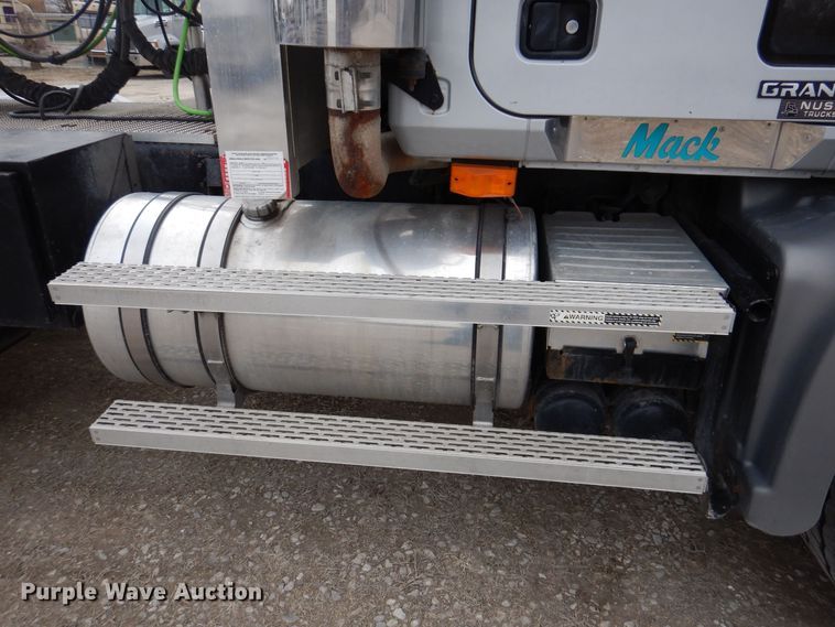 image for item MO9599 2006 Mack Granite  semi truck