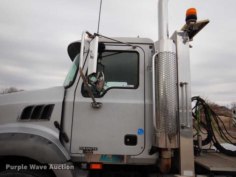 image for item MO9599 2006 Mack Granite  semi truck