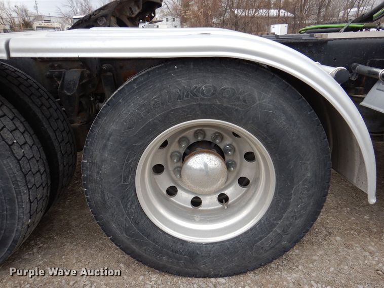 image for item MO9599 2006 Mack Granite  semi truck