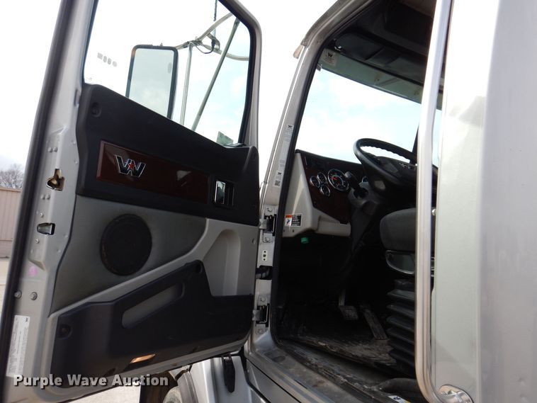 image for item MO9600 2020 Western Star 4700SB  semi truck