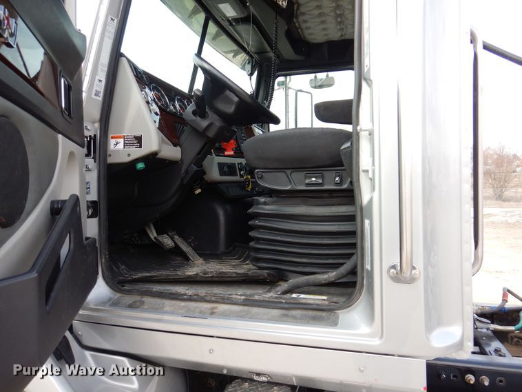 image for item MO9600 2020 Western Star 4700SB  semi truck