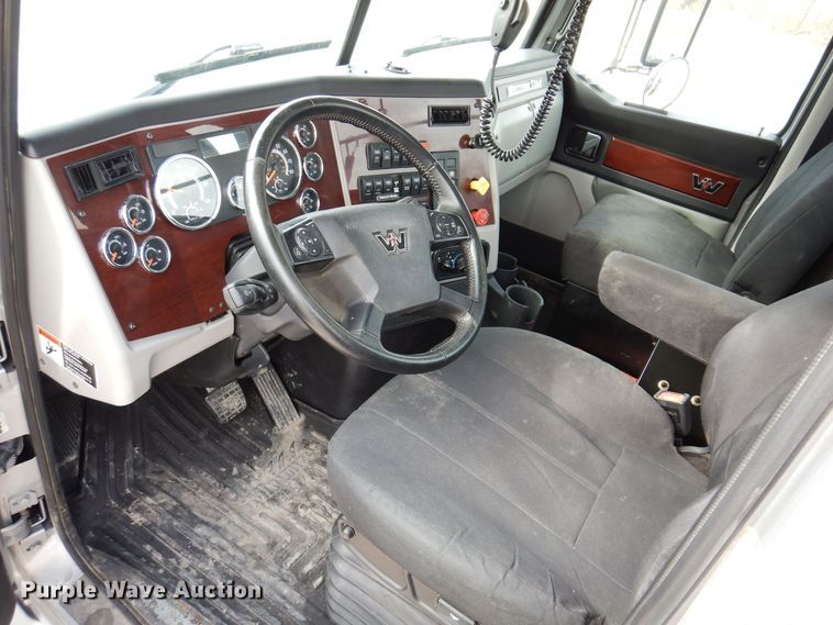 image for item MO9600 2020 Western Star 4700SB  semi truck