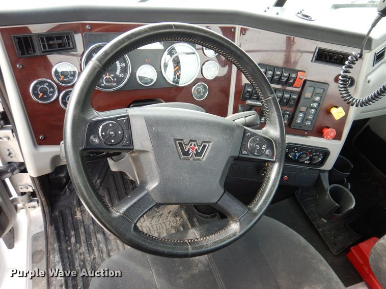 image for item MO9600 2020 Western Star 4700SB  semi truck