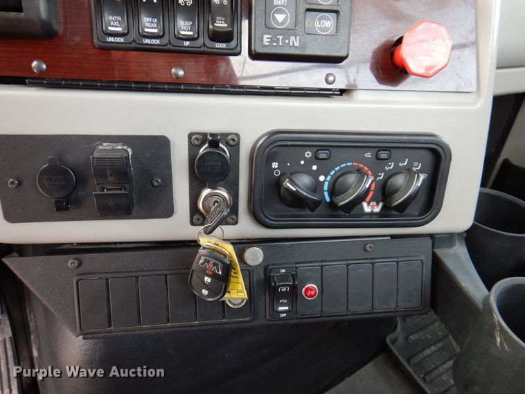 image for item MO9600 2020 Western Star 4700SB  semi truck