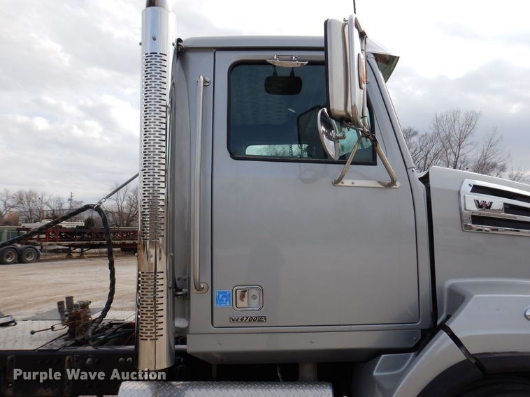 image for item MO9600 2020 Western Star 4700SB  semi truck
